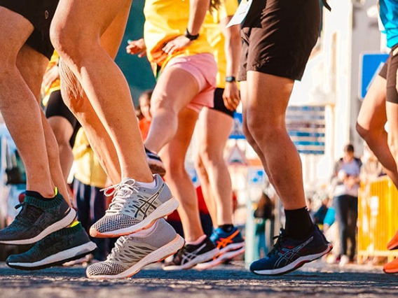runners legs in marathon